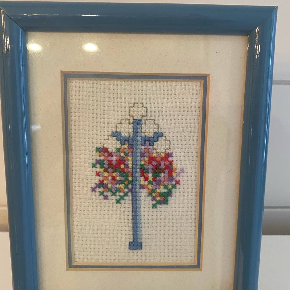 Vintage Handcrafted Framed Cross Stitch Print Lamp Post Hanging Flowers 5X7 - Picture 3 of 9